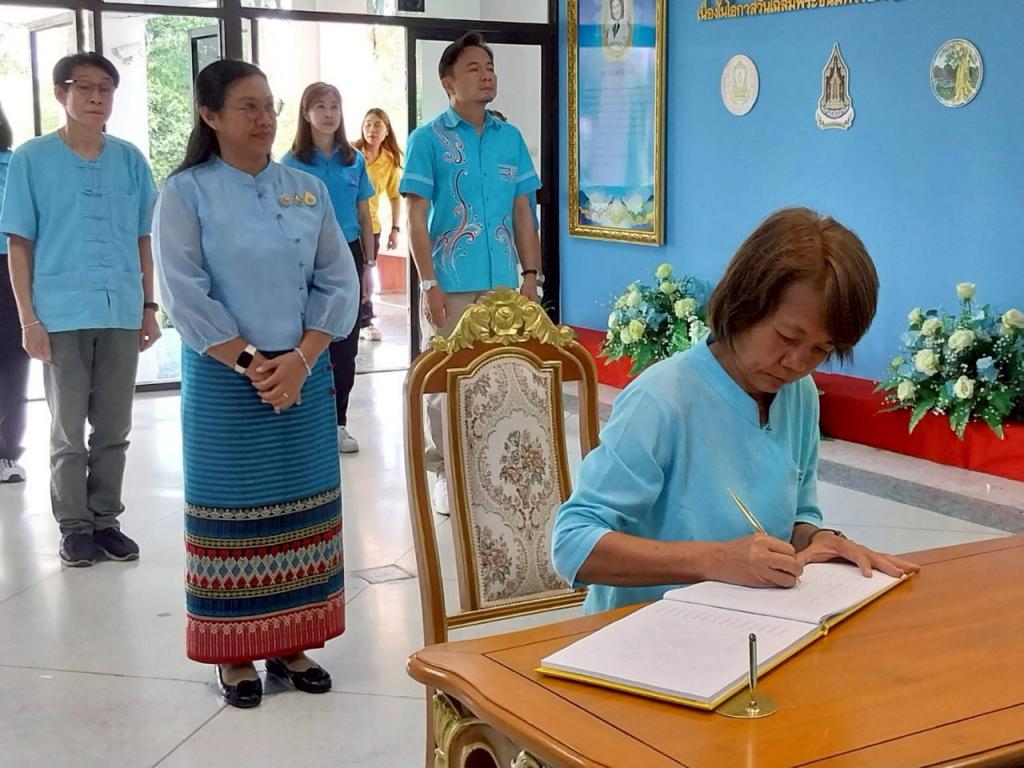 DC3 ร่วมลงนามถวายพระพร และเยี่ยมชมนิทรรศการเฉลิมพระเกียรติ สมเด็จพระบรมราชชนนี พันปีหลวง เนื่องในโอกาสวันเฉลิม พระชนมพรรษา 12 สิงหาคม 2568