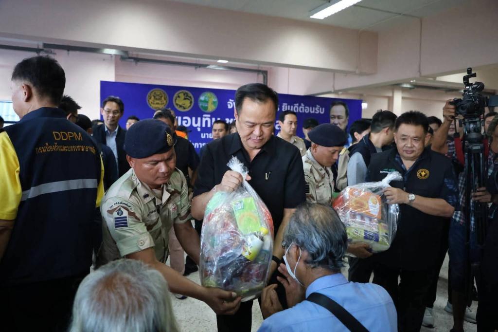 "DC3 ลงพื้นที่ให้การต้อนครับคณะท่านนายอนุทิน ชาญวีรกูล นายกรัฐมนตรีและรัฐมนตรีกระทรวงมหาดไทย"