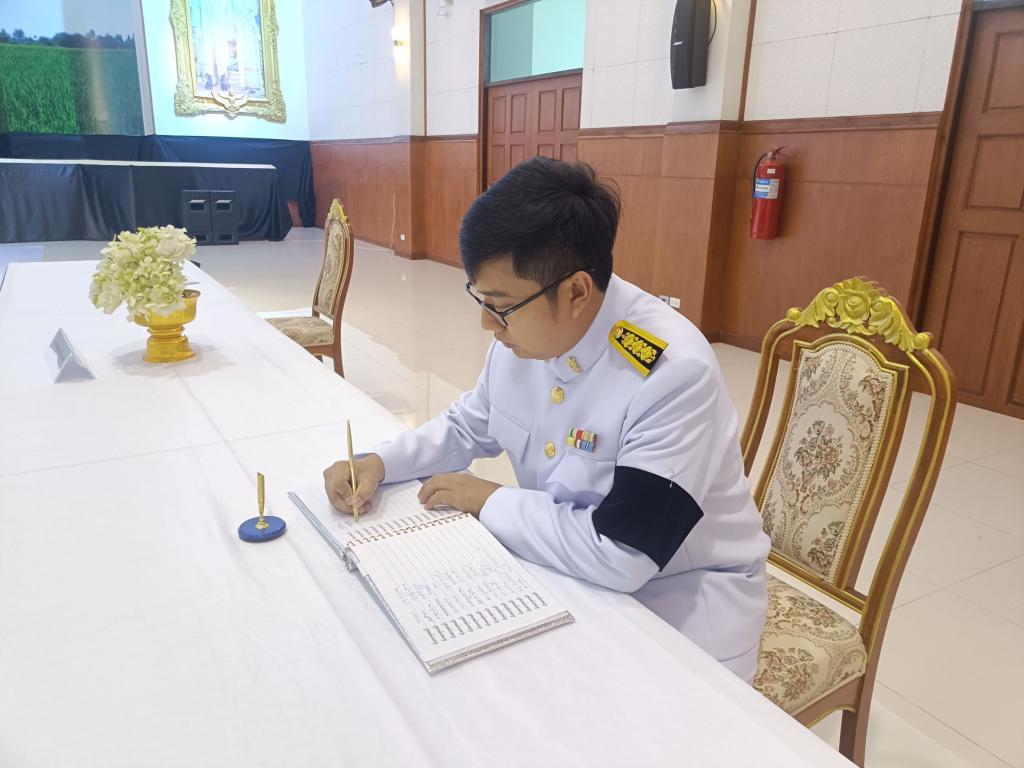 DIPROM CENTER 3 ร่วมพิธีถวายน้ำสรงพระบรมศพ เบื้องหน้าพระฉายาลักษณ์ สมเด็จพระนางเจ้าสิริกิติ์ พระบรมราชินีนาถ พระบรมราชชนนีพันปีหลวง และพิธีลงนามแสดงความไว้อาลัย