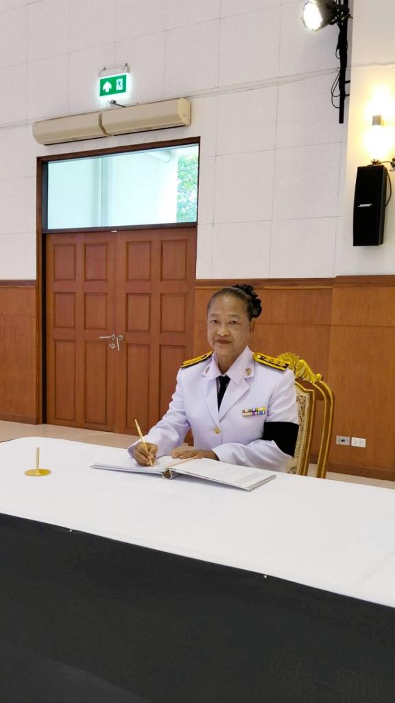 DIPROM CENTER 3 ร่วมพิธีถวายน้ำสรงพระบรมศพ เบื้องหน้าพระฉายาลักษณ์ สมเด็จพระนางเจ้าสิริกิติ์ พระบรมราชินีนาถ พระบรมราชชนนีพันปีหลวง และพิธีลงนามแสดงความไว้อาลัย