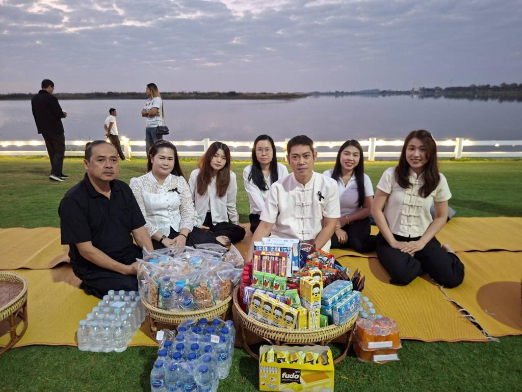 *ปูเสื่อ นั่งสาด ตักบาตรรับอรุณ เสริมบุญที่บึงสีไฟ”