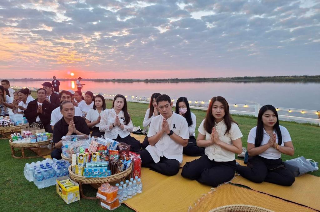 *ปูเสื่อ นั่งสาด ตักบาตรรับอรุณ เสริมบุญที่บึงสีไฟ”