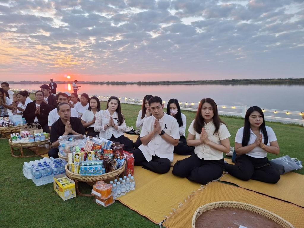 *ปูเสื่อ นั่งสาด ตักบาตรรับอรุณ เสริมบุญที่บึงสีไฟ”