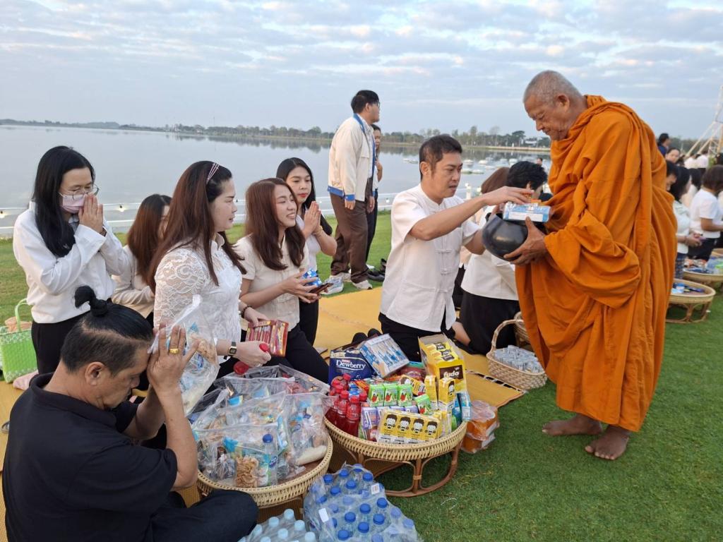 *ปูเสื่อ นั่งสาด ตักบาตรรับอรุณ เสริมบุญที่บึงสีไฟ”