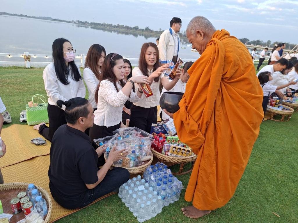 *ปูเสื่อ นั่งสาด ตักบาตรรับอรุณ เสริมบุญที่บึงสีไฟ”