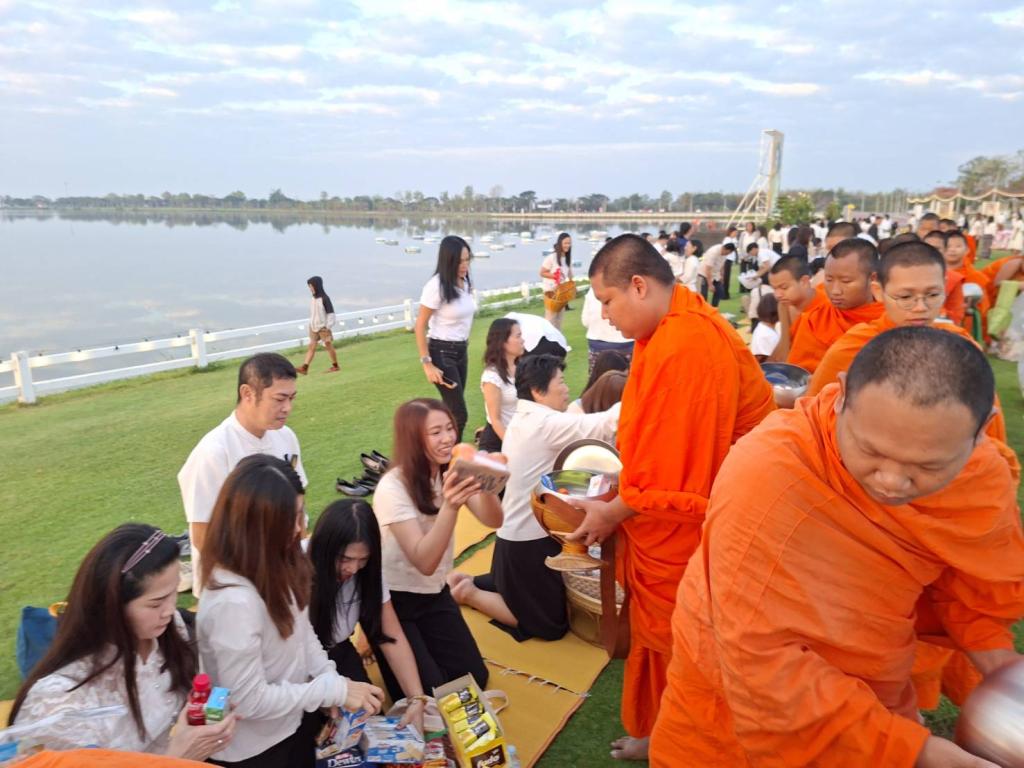 *ปูเสื่อ นั่งสาด ตักบาตรรับอรุณ เสริมบุญที่บึงสีไฟ”