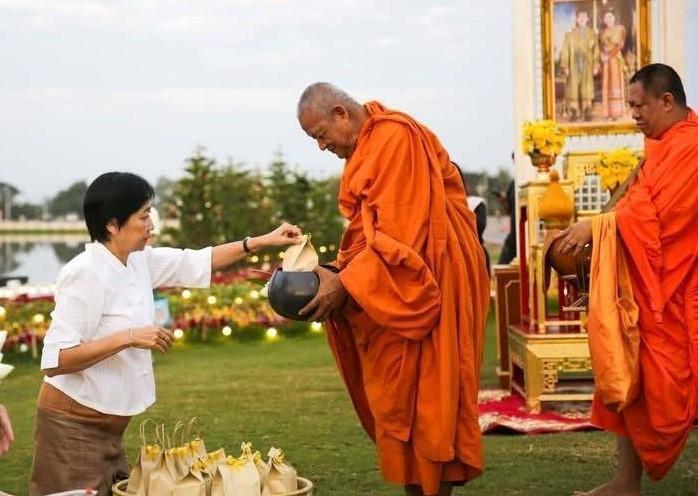 *ปูเสื่อ นั่งสาด ตักบาตรรับอรุณ เสริมบุญที่บึงสีไฟ”