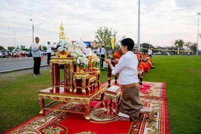 *ปูเสื่อ นั่งสาด ตักบาตรรับอรุณ เสริมบุญที่บึงสีไฟ”