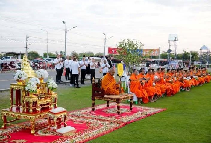 *ปูเสื่อ นั่งสาด ตักบาตรรับอรุณ เสริมบุญที่บึงสีไฟ”