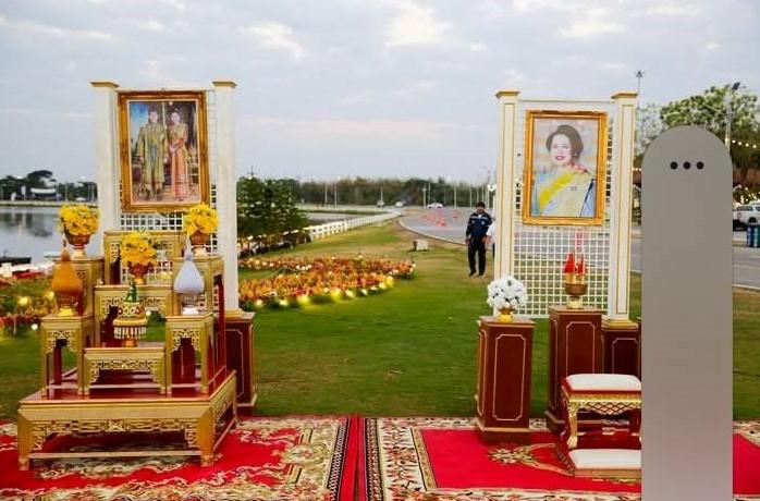 *ปูเสื่อ นั่งสาด ตักบาตรรับอรุณ เสริมบุญที่บึงสีไฟ”