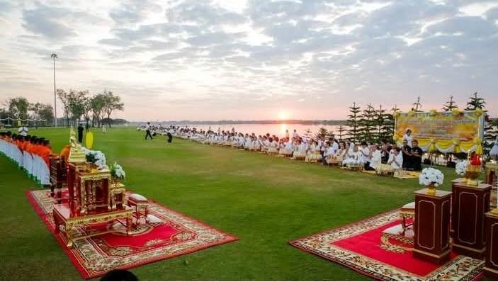 *ปูเสื่อ นั่งสาด ตักบาตรรับอรุณ เสริมบุญที่บึงสีไฟ”