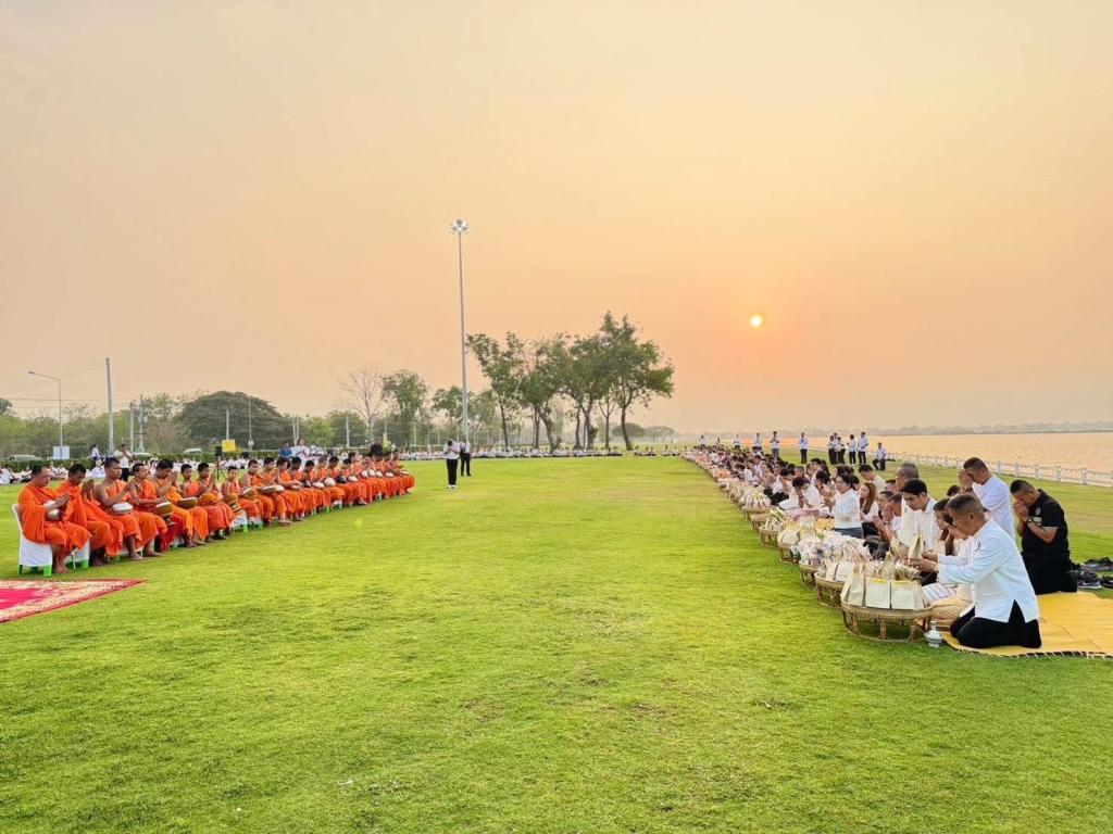 DIPROM CENTER 3 เข้าร่วมกิจกรรม “ปูเสื่อนั่งสาด ตักบาตรรับอรุณ เสริมบุญที่บึงสีไฟ” ประจำปี 2569