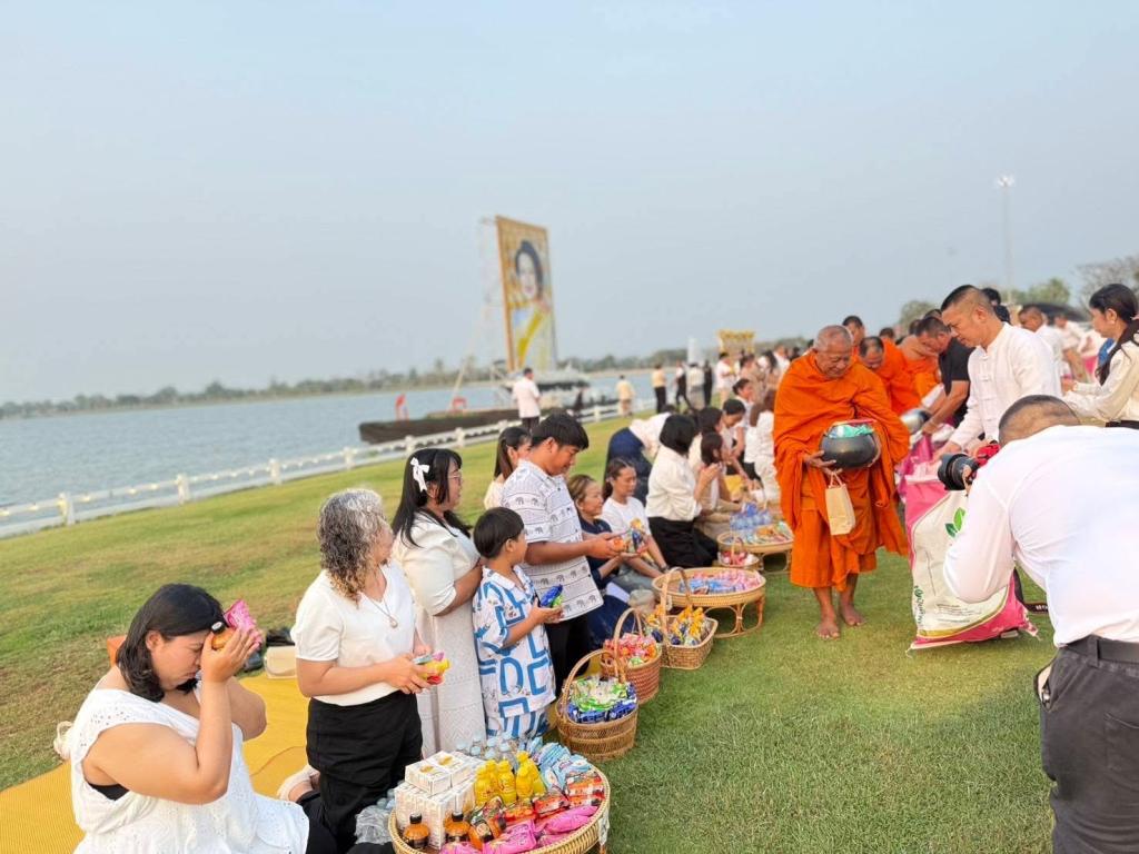 DIPROM CENTER 3 เข้าร่วมกิจกรรม “ปูเสื่อนั่งสาด ตักบาตรรับอรุณ เสริมบุญที่บึงสีไฟ” ประจำปี 2569
