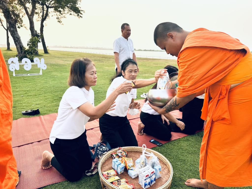 DIPROM CENTER 3 เข้าร่วมกิจกรรม “ปูเสื่อนั่งสาด ตักบาตรรับอรุณ เสริมบุญที่บึงสีไฟ” ประจำปี 2569