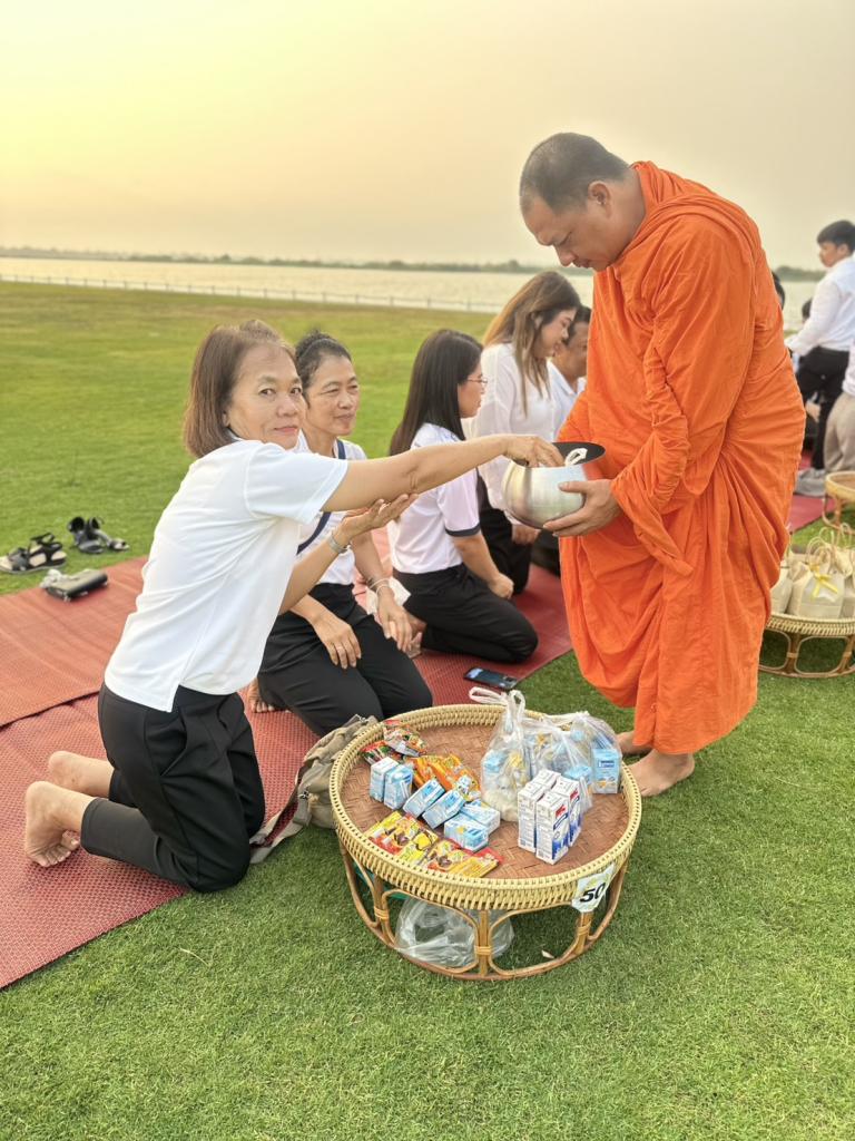 DIPROM CENTER 3 เข้าร่วมกิจกรรม “ปูเสื่อนั่งสาด ตักบาตรรับอรุณ เสริมบุญที่บึงสีไฟ” ประจำปี 2569