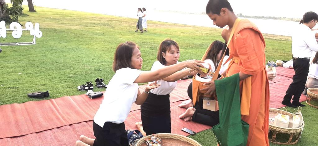 DIPROM CENTER 3 เข้าร่วมกิจกรรม “ปูเสื่อนั่งสาด ตักบาตรรับอรุณ เสริมบุญที่บึงสีไฟ” ประจำปี 2569