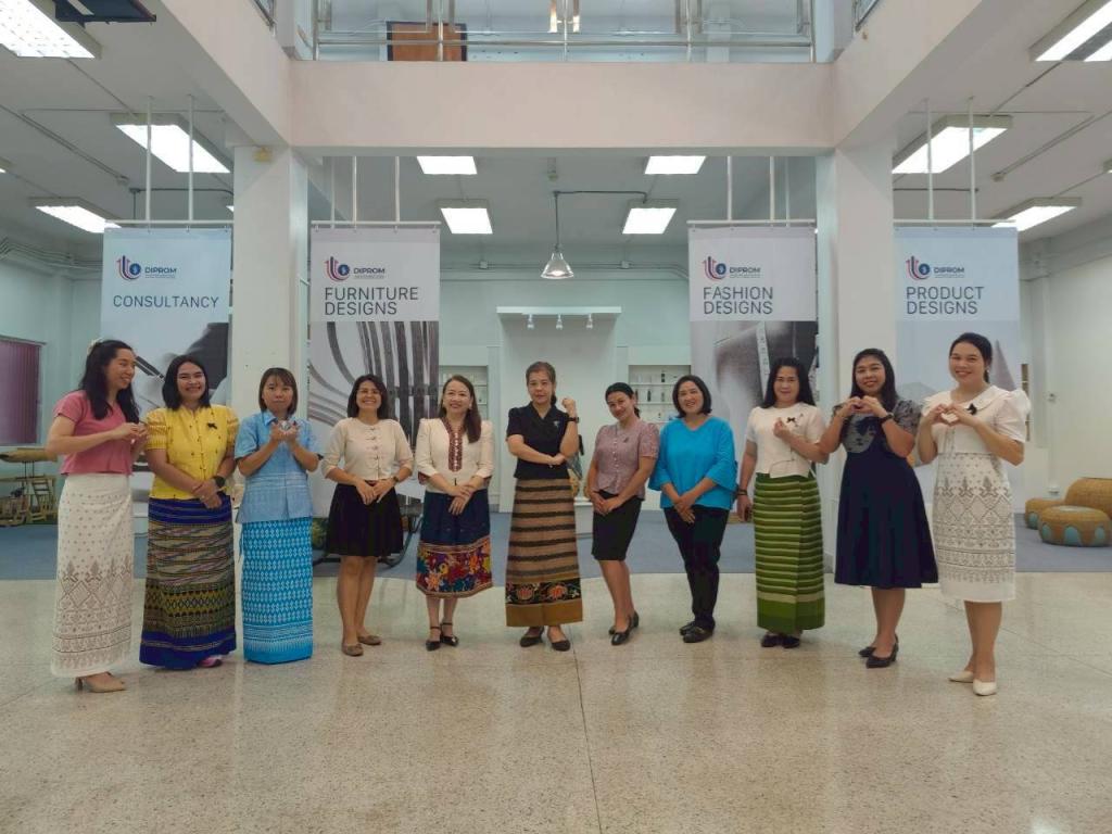 DIPROM CENTER3 รวมพลังสวมใส่ผ้าไทย เทิดพระเกียรติสมเด็จพระพันปีหลวง