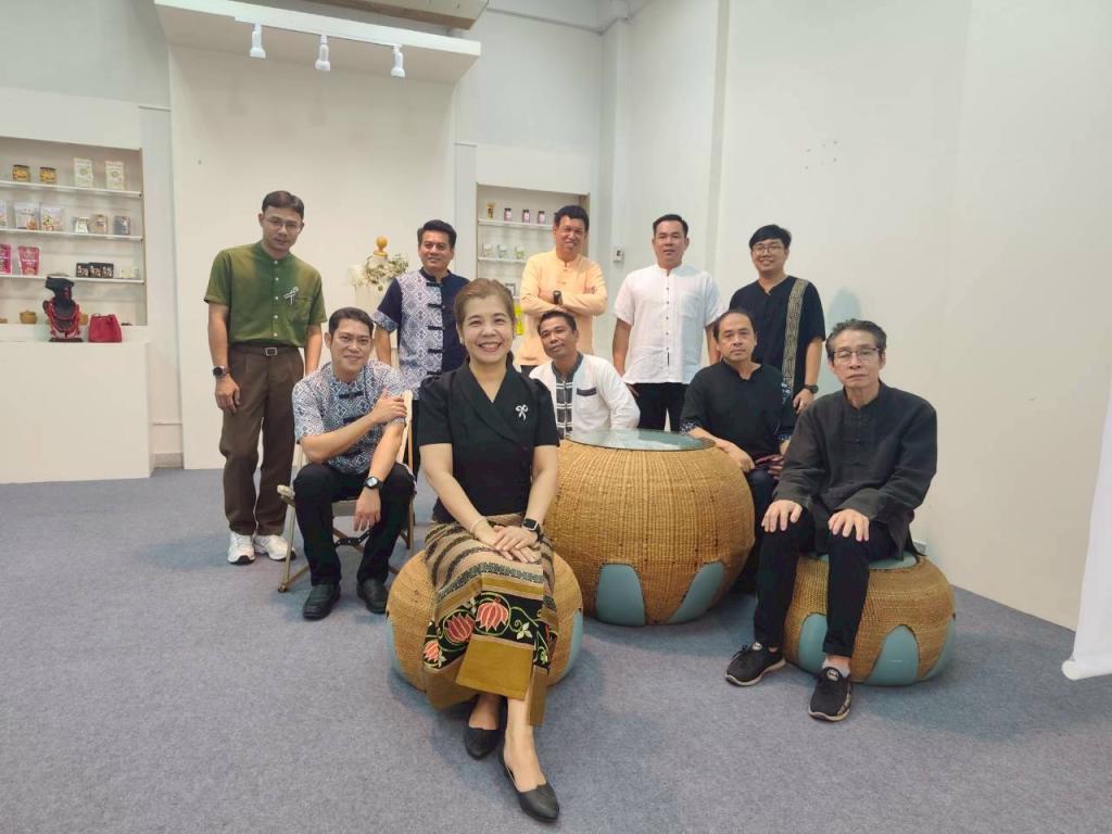 DIPROM CENTER3 รวมพลังสวมใส่ผ้าไทย เทิดพระเกียรติสมเด็จพระพันปีหลวง