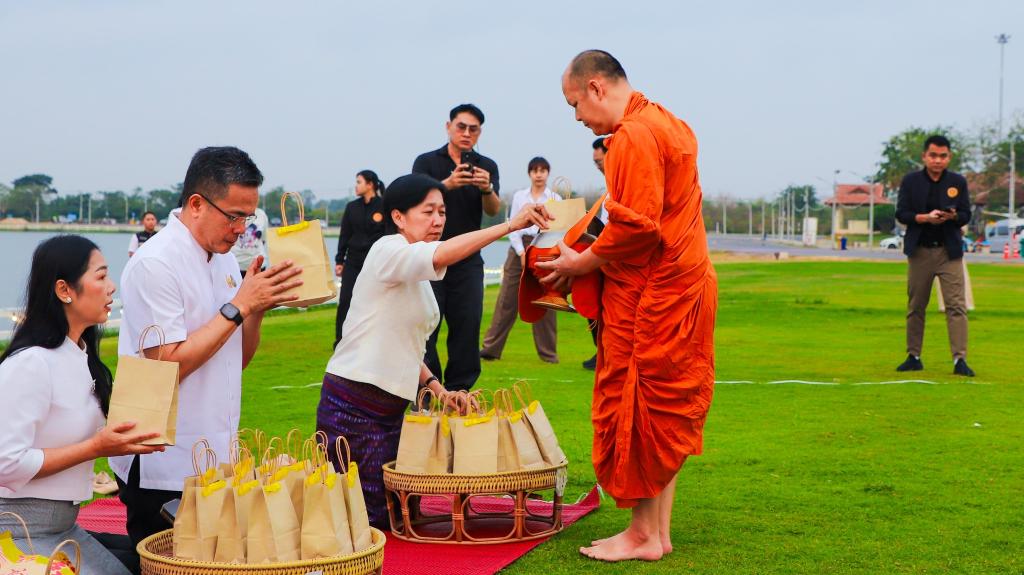 “ปูเสื่อ นั่งสาด ตักบาตรรับอรุณ เสริมบุญที่บึงสีไฟ” วันที่ 23 กุมภาพันธ์ 2569
