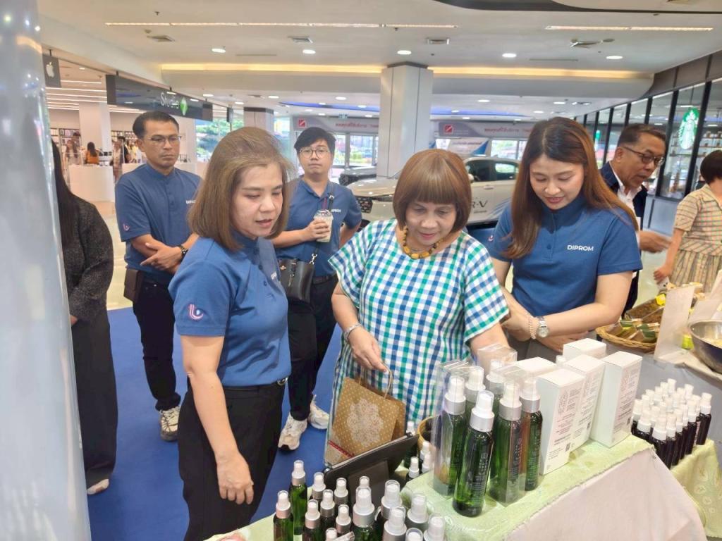 “DIPROM Center 3 ขับเคลื่อนนโยบายเศรษฐกิจฐานรากสู่สากล เปิดเวทีเชื่อมโยงผู้ประกอบการไทยพบผู้ส่งออก (Buyer) ยกระดับสินค้าเกษตรและนวัตกรรมสู่ Future Economy”