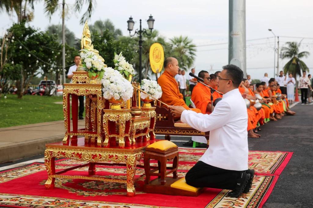 DIPROM CENTER 3 เข้าร่วมกิจกรรม “ปูเสื่อนั่งสาด ตักบาตรรับอรุณ เสริมบุญที่บึงสีไฟ” ประจำปี 2569