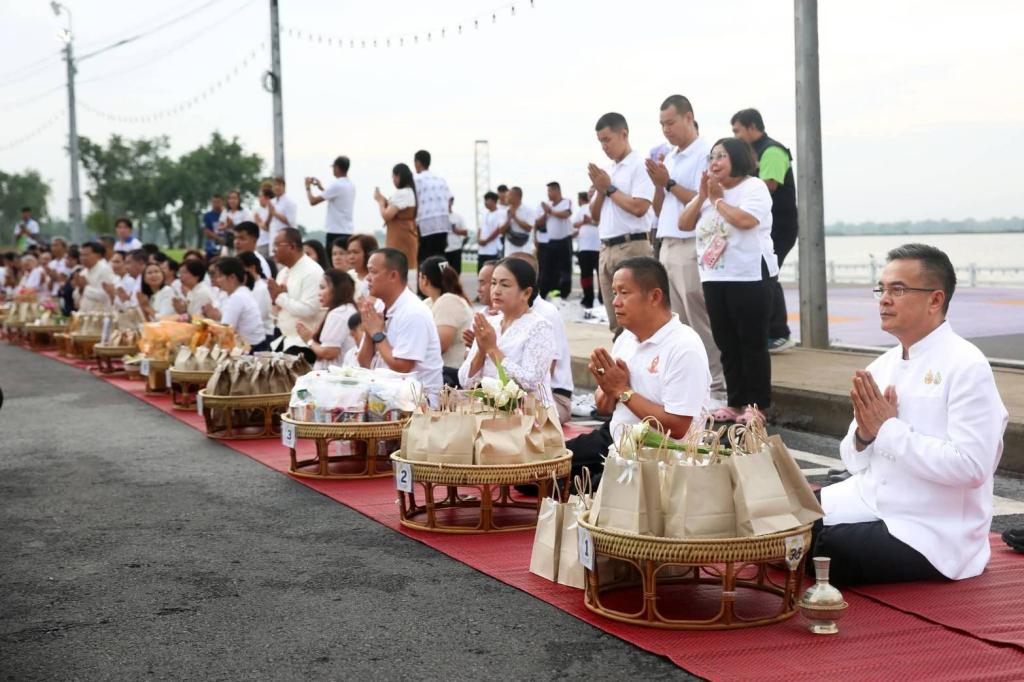 DIPROM CENTER 3 เข้าร่วมกิจกรรม “ปูเสื่อนั่งสาด ตักบาตรรับอรุณ เสริมบุญที่บึงสีไฟ” ประจำปี 2569