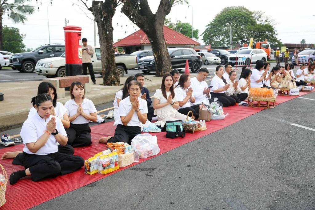 DIPROM CENTER 3 เข้าร่วมกิจกรรม “ปูเสื่อนั่งสาด ตักบาตรรับอรุณ เสริมบุญที่บึงสีไฟ” ประจำปี 2569
