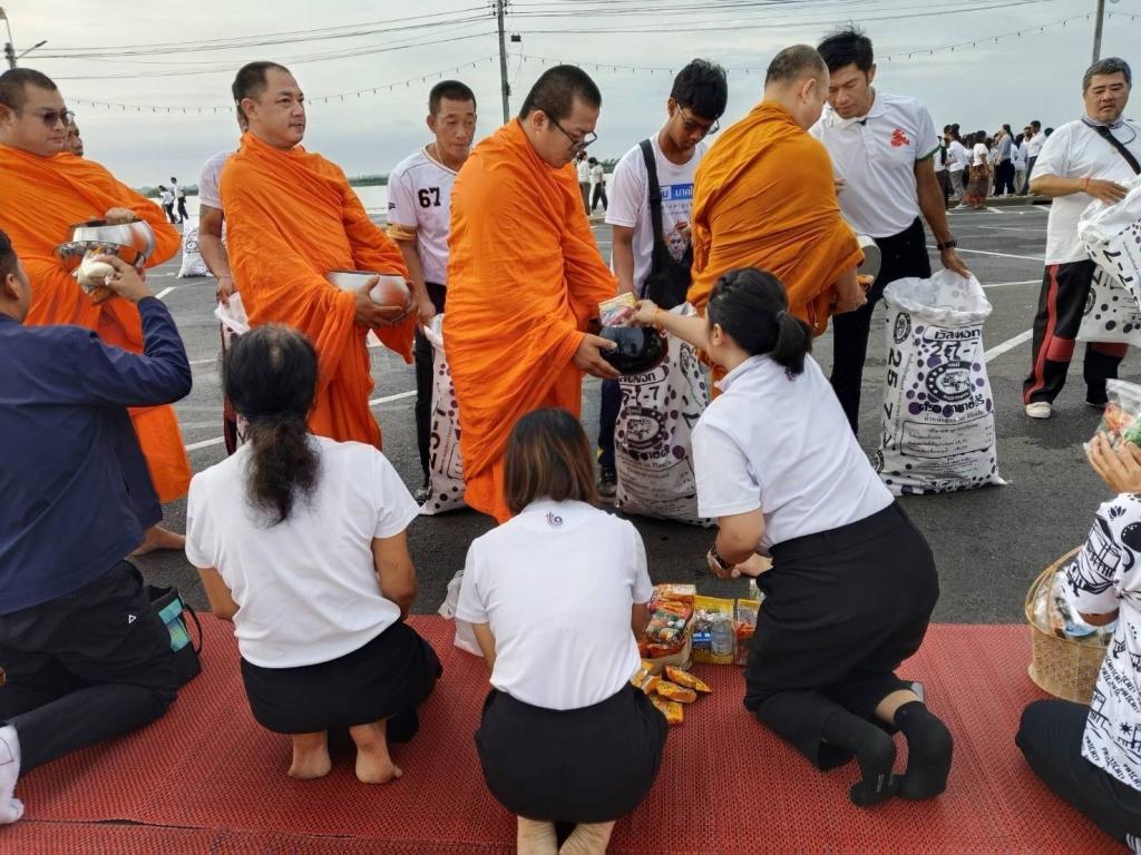DIPROM CENTER 3 เข้าร่วมกิจกรรม “ปูเสื่อนั่งสาด ตักบาตรรับอรุณ เสริมบุญที่บึงสีไฟ” ประจำปี 2569