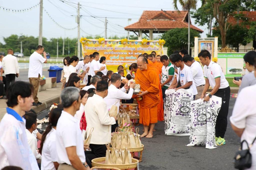 DIPROM CENTER 3 เข้าร่วมกิจกรรม “ปูเสื่อนั่งสาด ตักบาตรรับอรุณ เสริมบุญที่บึงสีไฟ” ประจำปี 2569