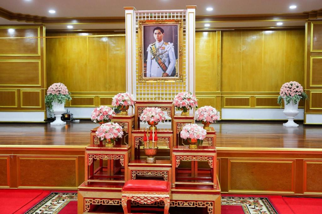 DIPROM CENTER 3 ร่วมพิธีสวดพระพุทธมนต์ พิธีวางพวงมาลาถวายราชสดุดี และพิธีทำบุญตักบาตรถวายพระราชกุศล เนื่องในวันที่ระลึกวันคล้ายวันสวรรคต "พระบาทสมเด็จพระปรเมนทรมหาอานันทมหิดล พระอัฐมรามาธิบดินทร"