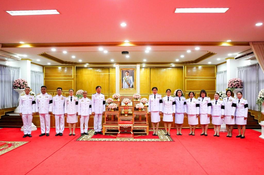 DIPROM CENTER 3 ร่วมพิธีสวดพระพุทธมนต์ พิธีวางพวงมาลาถวายราชสดุดี และพิธีทำบุญตักบาตรถวายพระราชกุศล เนื่องในวันที่ระลึกวันคล้ายวันสวรรคต "พระบาทสมเด็จพระปรเมนทรมหาอานันทมหิดล พระอัฐมรามาธิบดินทร"