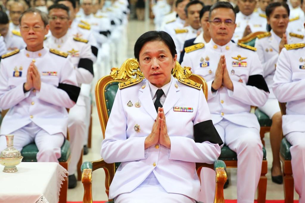 DIPROM CENTER 3 ร่วมพิธีสวดพระพุทธมนต์ พิธีวางพวงมาลาถวายราชสดุดี และพิธีทำบุญตักบาตรถวายพระราชกุศล เนื่องในวันที่ระลึกวันคล้ายวันสวรรคต "พระบาทสมเด็จพระปรเมนทรมหาอานันทมหิดล พระอัฐมรามาธิบดินทร"