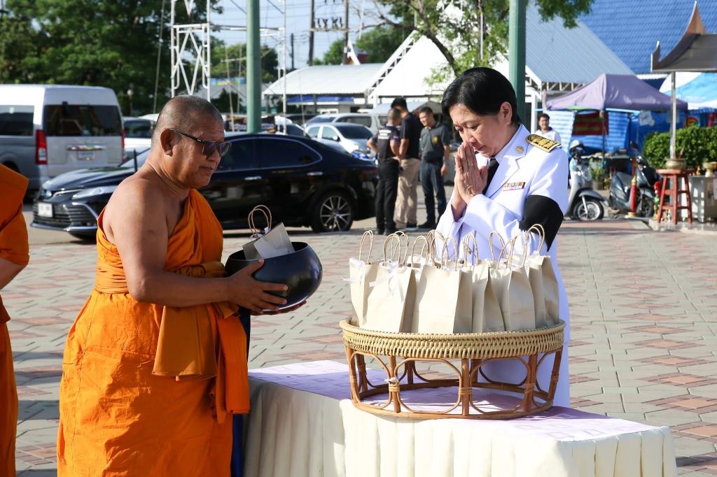 DIPROM CENTER 3 ร่วมพิธีสวดพระพุทธมนต์ พิธีวางพวงมาลาถวายราชสดุดี และพิธีทำบุญตักบาตรถวายพระราชกุศล เนื่องในวันที่ระลึกวันคล้ายวันสวรรคต "พระบาทสมเด็จพระปรเมนทรมหาอานันทมหิดล พระอัฐมรามาธิบดินทร"