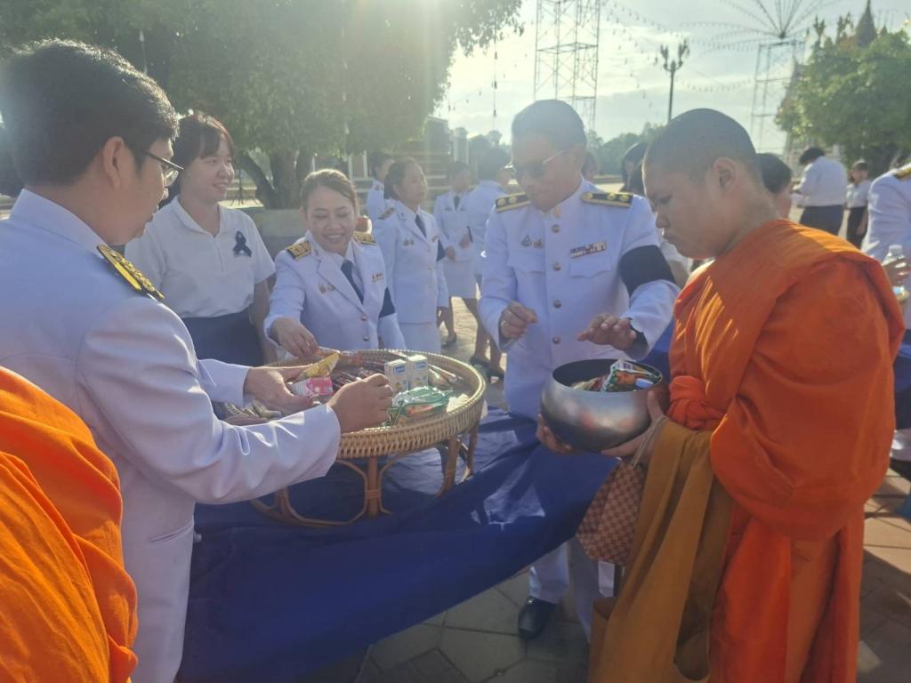 DIPROM CENTER 3 ร่วมพิธีสวดพระพุทธมนต์ พิธีวางพวงมาลาถวายราชสดุดี และพิธีทำบุญตักบาตรถวายพระราชกุศล เนื่องในวันที่ระลึกวันคล้ายวันสวรรคต "พระบาทสมเด็จพระปรเมนทรมหาอานันทมหิดล พระอัฐมรามาธิบดินทร"