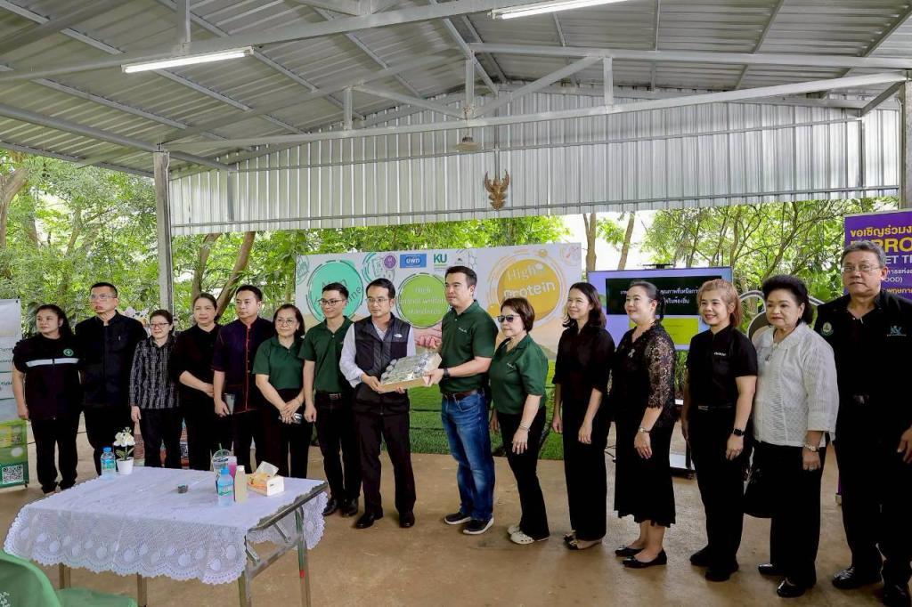 ดีพร้อมเซ็นเตอร์ 3 เดินหน้าขับเคลื่อน SME ยกระดับ “เปี่ยมสุขฟาร์ม” แปรรูปผลิตภัณฑ์ “จิ้งหรีด” สู่เกษตรมูลค่าสูง หนุนเศรษฐกิจพื้นที่โต