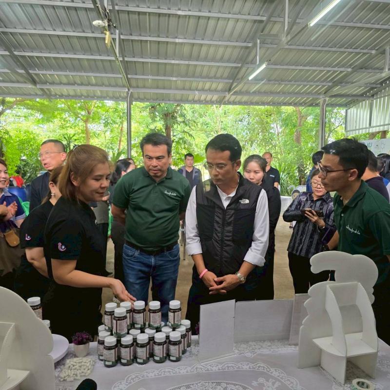 ดีพร้อมเซ็นเตอร์ 3 เดินหน้าขับเคลื่อน SME ยกระดับ “เปี่ยมสุขฟาร์ม” แปรรูปผลิตภัณฑ์ “จิ้งหรีด” สู่เกษตรมูลค่าสูง หนุนเศรษฐกิจพื้นที่โต