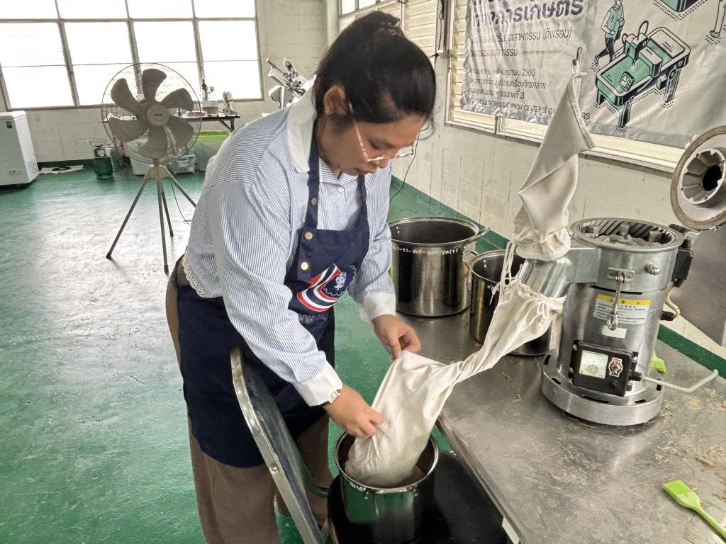 DIPROM Center 3 สนับสนุนงานวิจัยนักศึกษา ต่อยอดศักยภาพวัสดุเหลือทิ้งทางการเกษตร "กากทะลายปาล์ม" สู่การแยกสารลิกนินเพื่อการใช้ประโยชน์