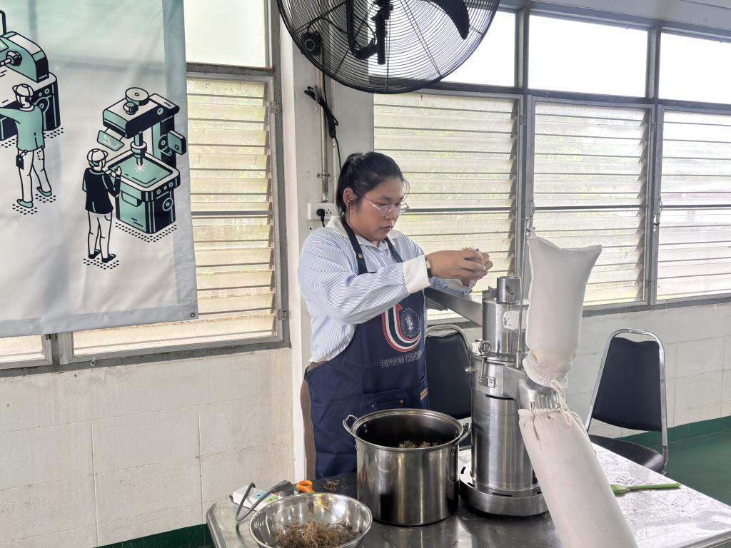 DIPROM Center 3 สนับสนุนงานวิจัยนักศึกษา ต่อยอดศักยภาพวัสดุเหลือทิ้งทางการเกษตร "กากทะลายปาล์ม" สู่การแยกสารลิกนินเพื่อการใช้ประโยชน์