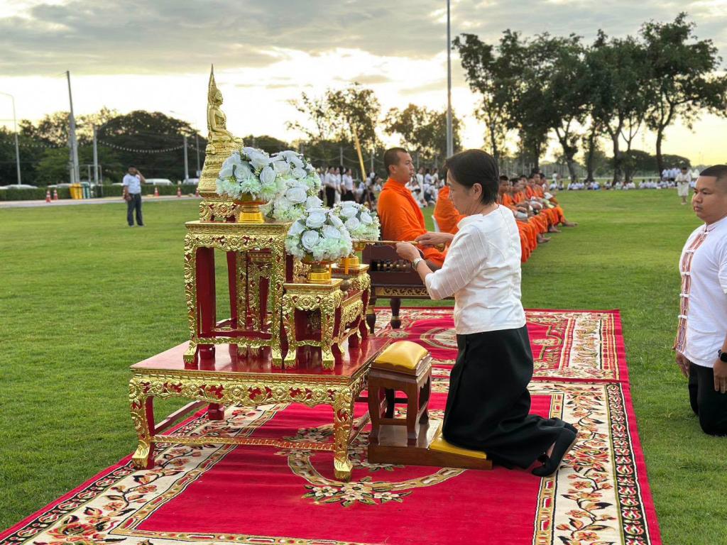 DIPROM CENTER 3 เข้าร่วมกิจกรรม “ปูเสื่อ นั่งสาด ตักบาตรรับอรุณ เสริมบุญที่บึงสีไฟ” เฉลิมพระเกียรติพระบาทสมเด็จพระเจ้าอยู่หัว ประจำเดือนกรกฎาคม 2569