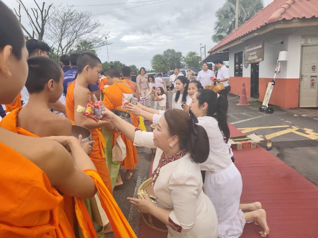 DIPROM CENTER 3 เข้าร่วมกิจกรรม “ปูเสื่อนั่งสาด ตักบาตรรับอรุณ เสริมบุญที่บึงสีไฟ” ประจำปี 2569