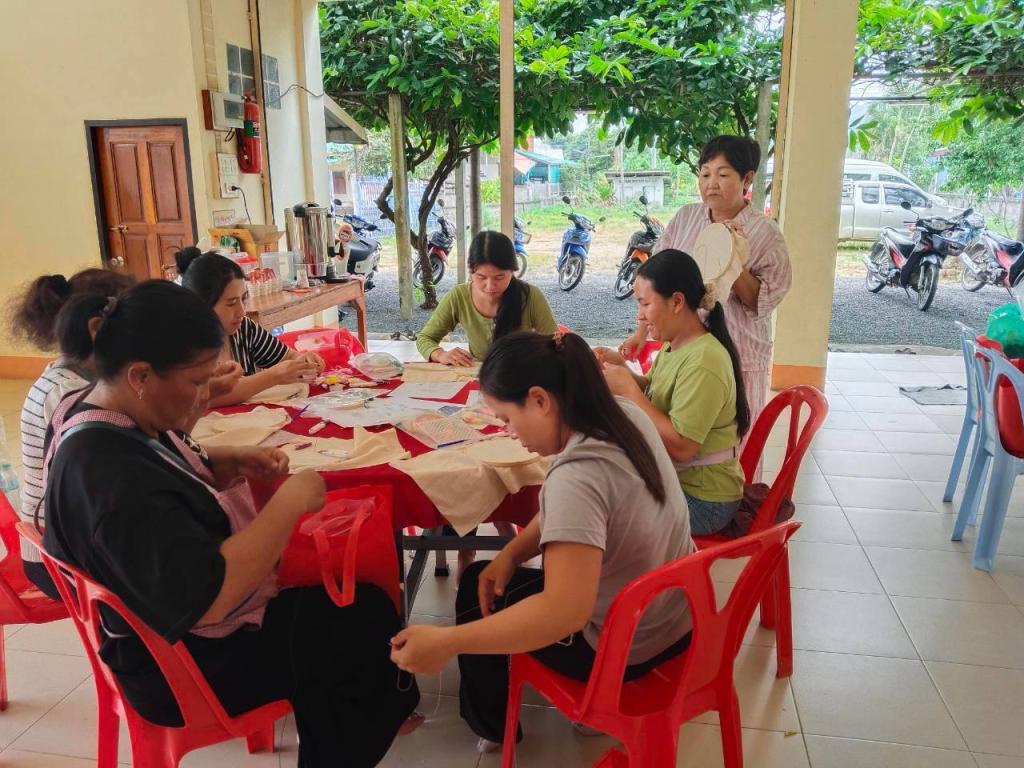 ดีพร้อม 3 เดินหน้าสร้างโอกาสให้คนพื้นที่สูงจังหวัดกำแพงเพชร “ลดรายจ่าย เพิ่มรายได้” เสริมทักษะแปรรูปเศษผ้า สร้างผลิตภัณฑ์ชุมชนเพิ่มมูลค่า