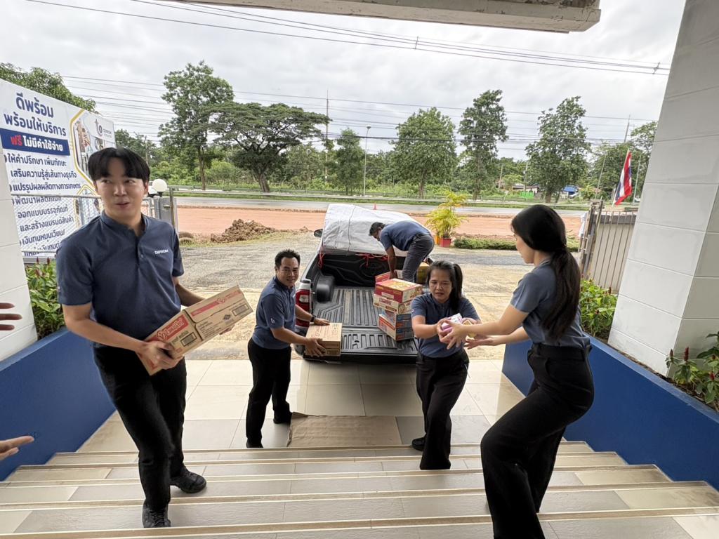 DIPROM CENTER 3" ศูนย์อุตสาหกรรมรวมใจ" ภาคเหนือตอนล่าง ร่วมมอบของบริจาค เพื่อช่วยเหลือผู้ประสบอุทกภัย ณ DIPROM CENTER 2 จังหวัดพิษณุโลก