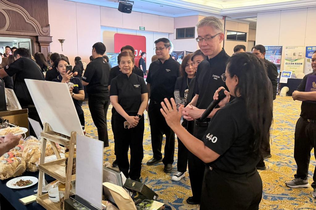 DIPROM CENTER 3 ร่วมส่งมอบความสำเร็จ “ดีพร้อม คพอ. ภาคเหนือ” ปิดหลักสูตร 3 รุ่น เสริมความเข้มแข็งเครือข่ายผู้ประกอบการอย่างยั่งยืน