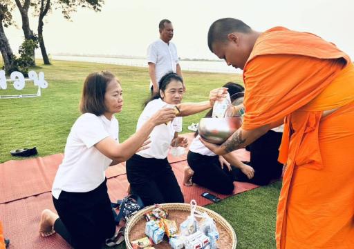 DIPROM CENTER 3 เข้าร่วมกิจกรรม “ปูเสื่อนั่งสาด ตักบาตรรับอรุณ เสริมบุญที่บึงสีไฟ” ประจำปี 2569