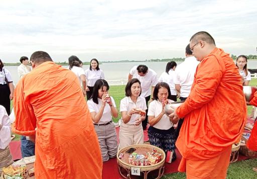 DIPROM CENTER 3 เข้าร่วมกิจกรรม “ปูเสื่อนั่งสาด ตักบาตรรับอรุณ เสริมบุญที่บึงสีไฟ” ประจำปี 2569